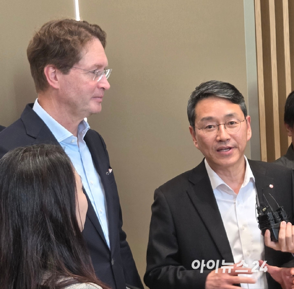 (왼쪽부터)올라 칼레니우스 메르세데스 벤츠 CEO와 조주완 LG전자 CEO가 13일 LG트윈타워 서관 로비에서 기자들과 만나 질의응답에 응하고 있다. [사진=박지은 기자]