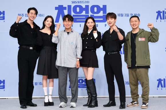 배우 한지현 배인혁 김현진이 27일 열린 SBS 새 월화드라마 '치얼업' 온라인 제작발표회에서 포즈를 취하고 있다. [사진=SBS]