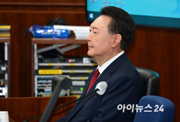 윤석열 전 대통령이 21일 서울 서초동 서울중앙지법에서 열린 내란 우두머리 혐의 형사재판 2번째 공판에 출석하고 있다. [사진=사진공동취재단]