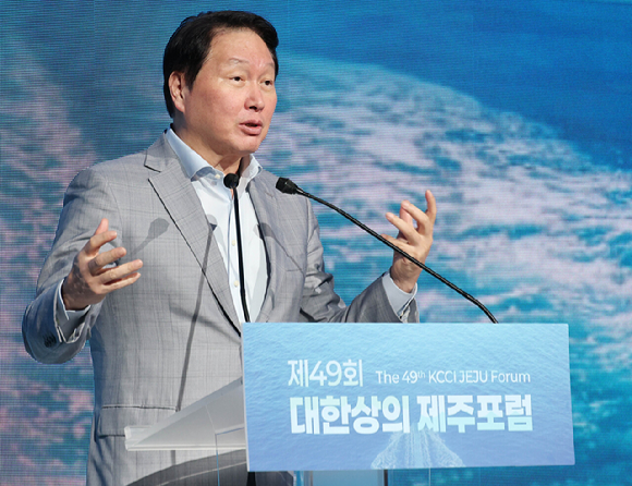 최태원 대한상의 회장이 15일 제주 신라호텔에서 열린 제주포럼에서 개회사를 하고 있다. [사진=대한상의]