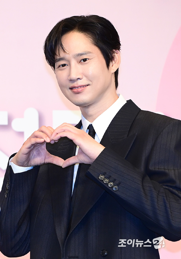 배우 박성훈이 26일 오후 서울 신도림 더 링크호텔 서울에서 열린 JTBC 새 토일드라마 '미혼남녀의 효율적 만남' 제작발표회에 참석하고 있다. [사진=정소희 기자]