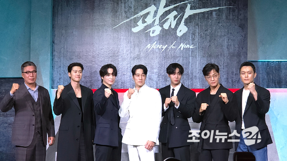 배우 안길강, 공명, 이준혁, 소지섭, 추영우, 조한철, 최성은 감독이 넷플릭스 시리즈 '광장' 제작발표회에서 포즈를 취하고 있다. [사진=조이뉴스24 DB]