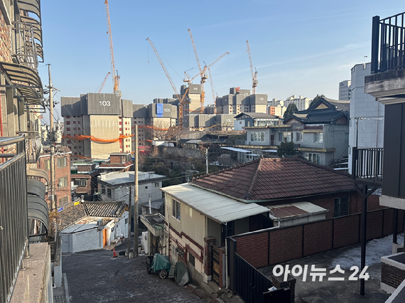 서울 송파구 신천동 신축아파트 '잠실 르엘' 옆에 롯데월드타워가 보이고 있다. [사진=김민지 기자]