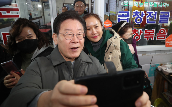 이재명 더불어민주당 대표가 지난 19일 오후 인천 계양산전통시장을 방문해 상인과 기념촬영 하고 있다. [사진=뉴시스]