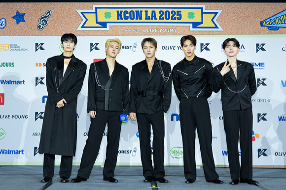 그룹 몬스타엑스가 지난 1일(현지시간)부터 3일까지 미국 로스앤젤레스 크립토닷컴 아레나에서 열린 K-팝 팬&아티스트 페스티벌 '케이콘 엘에이 2025(KCON LA 2025)' 레드카펫 행사에 참석해 포즈를 취하고 있다. [사진=CJ ENM]