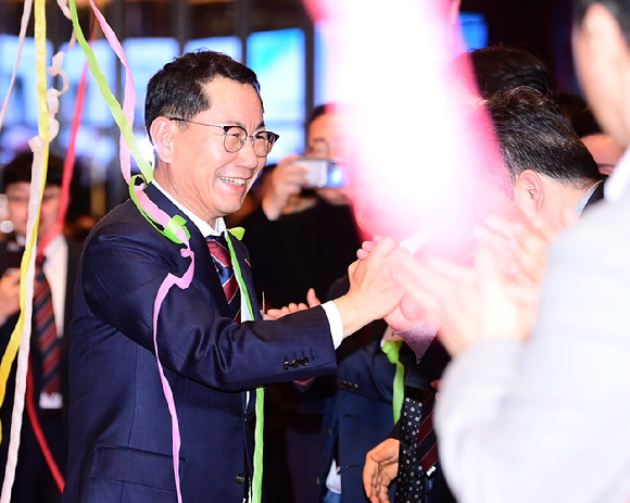 나명석 신임 한국프랜차이즈산업협회장(웰빙푸드 회장)이 19일 오후 서울 여의도 콘래드 서울 그랜드볼룸에서 열린 한국프랜차이즈산업협회 협회장 이&middot;취임식 및 비전 선포식에서 취임사를 하고 있다. [사진=정소희 기자]