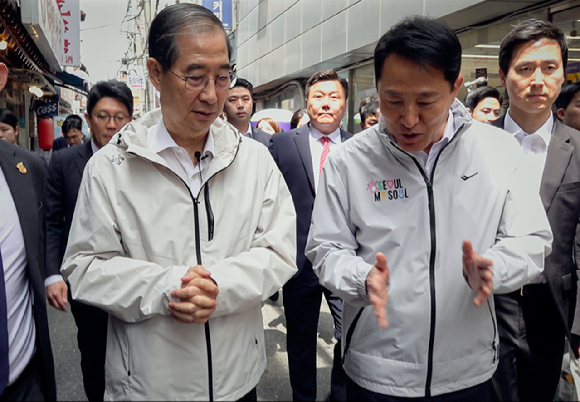 한덕수 전 국무총리가 2일 서울 종로구 돈의동 쪽방촌을 방문해 오세훈 서울시장의 안내를 받으며 시설을 둘러보고 있다. 2025.5.2 [사진=한덕수 캠프 ]
