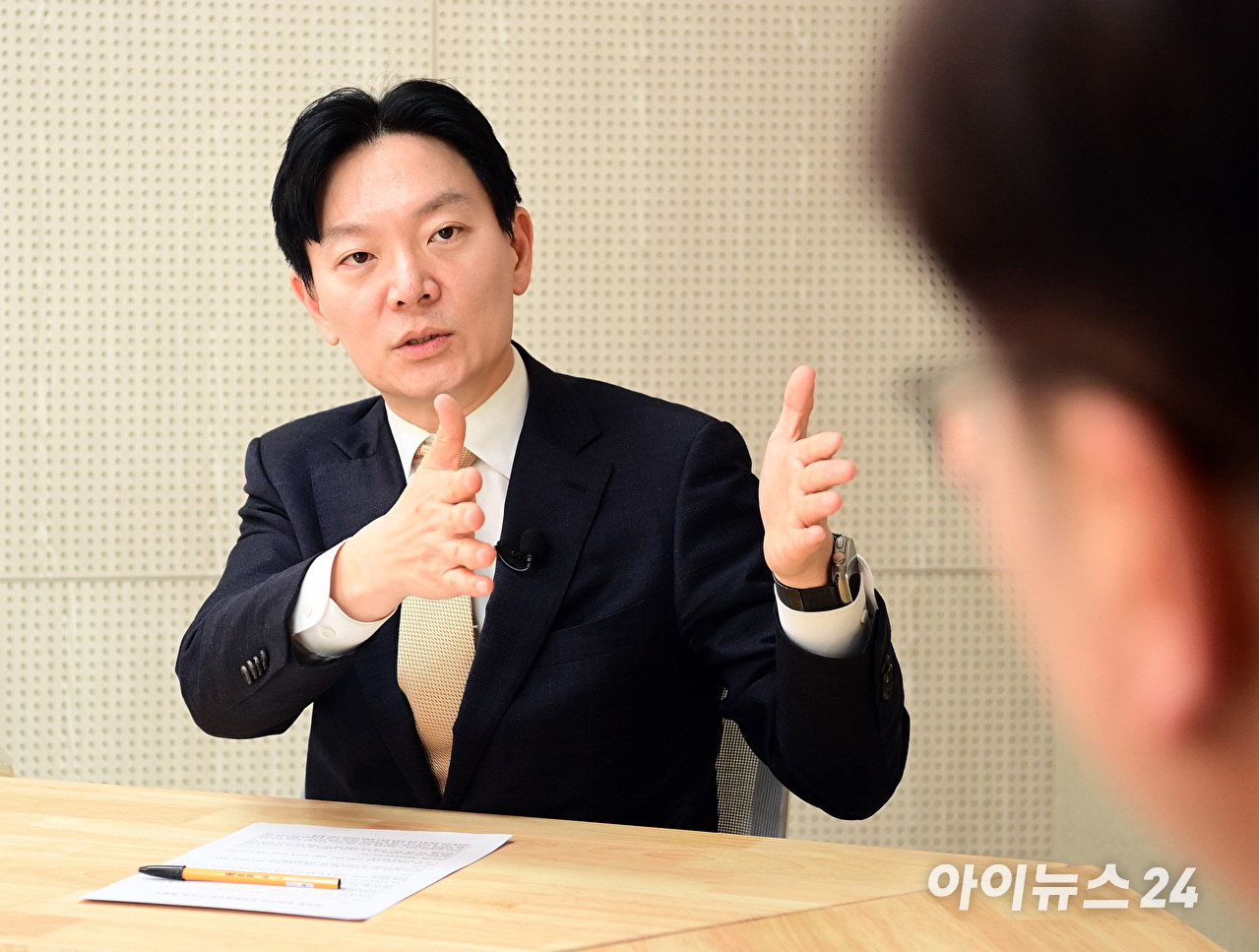 쌍방울 대북송금 사건을 수사한 박상용 검사가 지난 8일 아이뉴스24 '여의뷰' 녹화에 참석해 질문에 답하고 있다. [사진=정소희 기자]