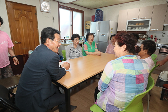 권익현 부안군수가 경로당을 찾아 주민들과 대화를 나누고 있다. [사진=부안군]