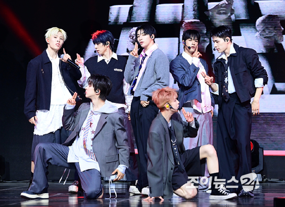 그룹 넥스지가 27일 오후 서울 용산구 한남동 블루스퀘어에서 열린 넥스지(NEXZ) 두 번째 싱글 앨범 'Mmchk(음츠크)' 발매 기념 쇼케이스에 참석해 타이틀곡 '음츠크' 무대를 선보이고 있다. [사진=정소희 기자]