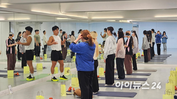 21일 서울 강남구의 한 연습실에서 열린 CJ올리브영 '올리브 클래스'에서 보디빌더 겸 방송인 마선호의 일일 퍼스널 트레이닝이 진행되고 있다. [사진=진광찬 기자]