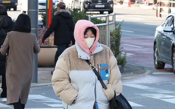 인천 남동구 터미널사거리에서 영하의 날씨에 시민들이 두터운 옷을 입고 횡단보도를 건너고 있다. [사진=뉴시스]