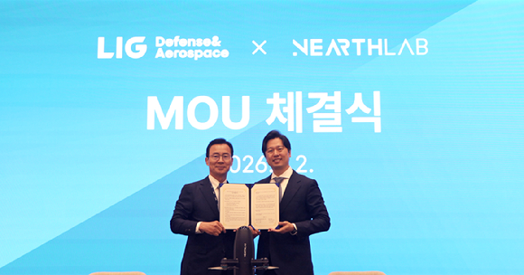 신익현 LIG D&A 대표(왼쪽)와 최재혁 니어스랩 대표가 지난 2일 요격드론 분야 사업협업체계 구축을 위한 업무협약(MOU)을 체결하고 기념사진을 촬영하고 있다. [사진=LIG D&A]