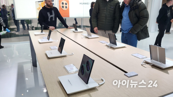 MWC 2023 홀3 전시관에 마련된 삼성전자 부스에서 관람객들이 휴대폰으로 게임을 즐기고 있다. [사진=정종오 기자]