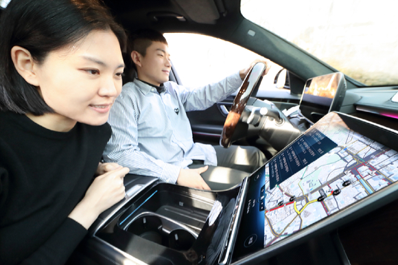 KT가 주행 중에도 차량 내에서 이용할 수 있는 AI 음성인식 서비스를 출시했다. [사진=KT]