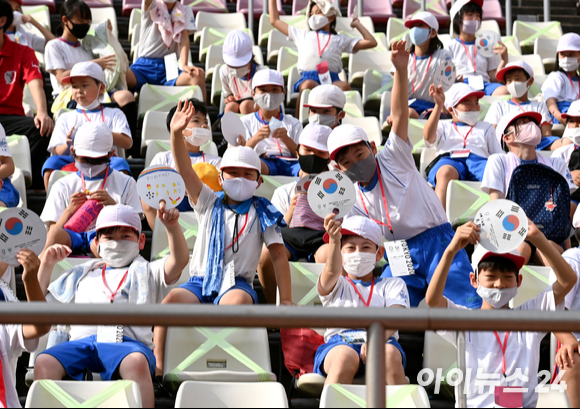 '2020 도쿄올림픽' 남자축구 조별리그 B조 1차전 대한민국과 뉴질랜드의 경기가 22일(한국시간) 일본 이바라키 가시마 스타디움에서 열렸다. 경기장에 초대 된 가시마 지역 학생들이 태극부채를 들고 응원하고 있다. [사진=정소희 기자]