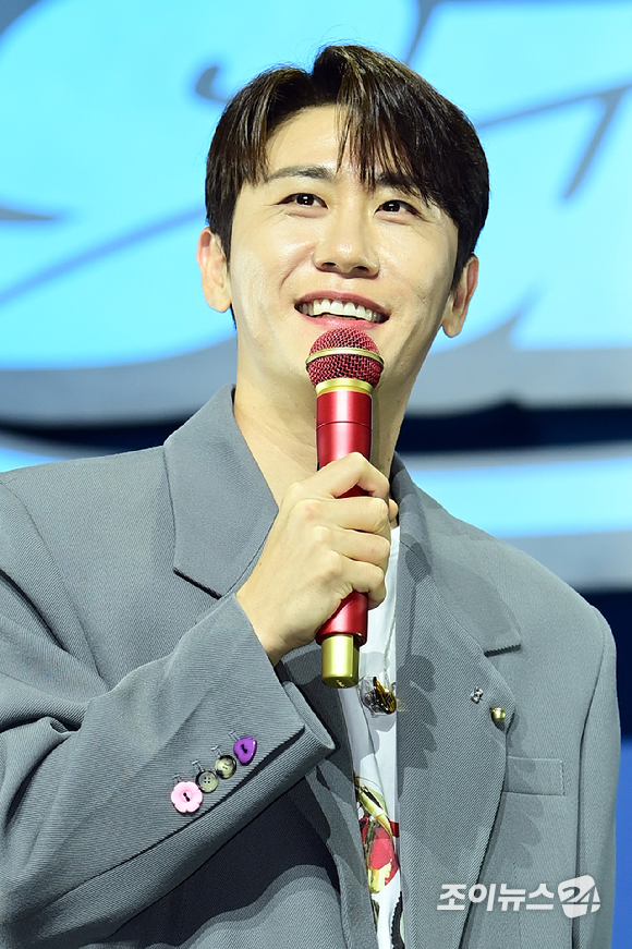 가수 영탁이 3일 오후 서울 한남동 블루스퀘어에서 열린 영택 새 미니앨범 '슈퍼슈퍼(Super Super)' 쇼케이스에 참석하고 있다. [사진=정소희 기자]