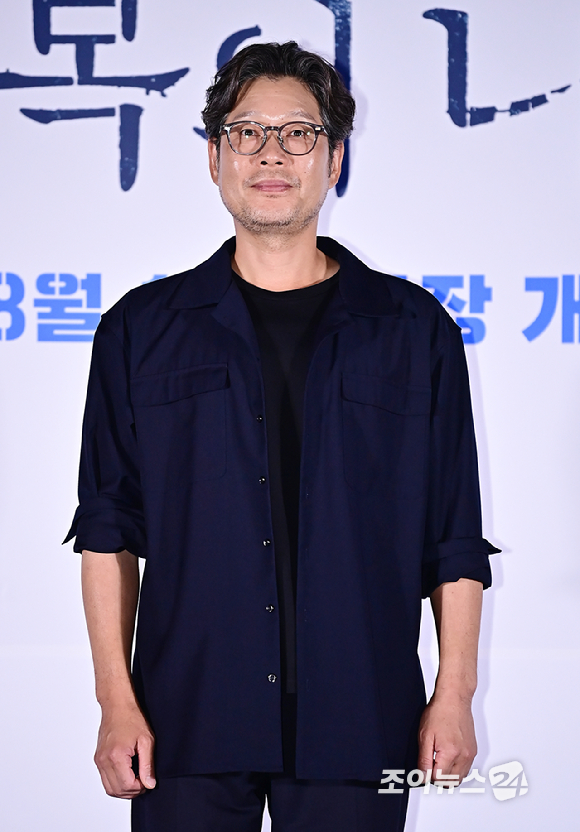 배우 유재명이 6일 오후 서울 용산구 CGV 용산아이파크몰에서 열린 영화 '행복의 나라'(감독 추창민) 언론시사회에서 포토타임을 갖고 있다.8월 14일 개봉을 앞둔 영화 '행복의 나라’는 1979년 10월 26일, 상관의 명령에 의해 대통령 암살 사건에 연루된 박태주와 그의 변호를 맡으며 대한민국 최악의 정치 재판에 뛰어든 변호사 정인후의 이야기를 그린 영화다. [사진=곽영래 기자]