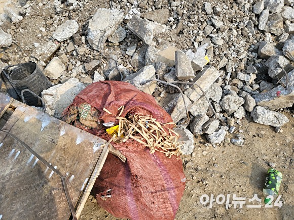 경기경제과학진흥원 신도시 부지 한복판에 버려진 건축폐기물[사진=제보자]