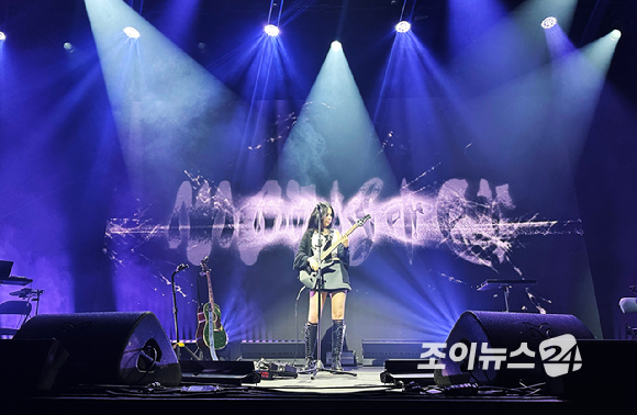 싱어송라이터 권진아가 15일 서울 NOL 씨어터 합정에서 열린 세 번째 EP 'SAVE ME' 발매 쇼케이스에서 선공개곡 '레인 온 미'를 선보이고 있다. [사진=정소희 기자]