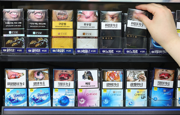 서울 시내의 한 편의점 담배판매대 [사진=연합뉴스]