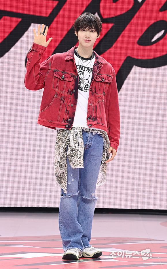 그룹 킥플립(KickFlip) 주왕이 22일 오전 서울 광진구 예스24 라이브홀에서 열린 세 번째 미니 앨범 'My First Flip'(마이 퍼스트 플립) 발매 기념 쇼케이스에서 포토타임을 갖고 있다. [사진=곽영래 기자]