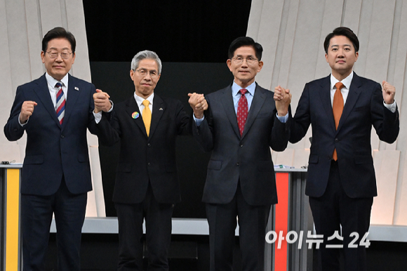 더불어민주당 이재명(왼쪽부터), 민주노동당 권영국, 국민의힘 김문수, 개혁신당 이준석 대선 후보가 27일 서울 마포구 상암동 MBC 스튜디오에서 진행된 정치 분야 TV토론회에서 기념촬영을 하고 있다. [사진=국회사진기자단]