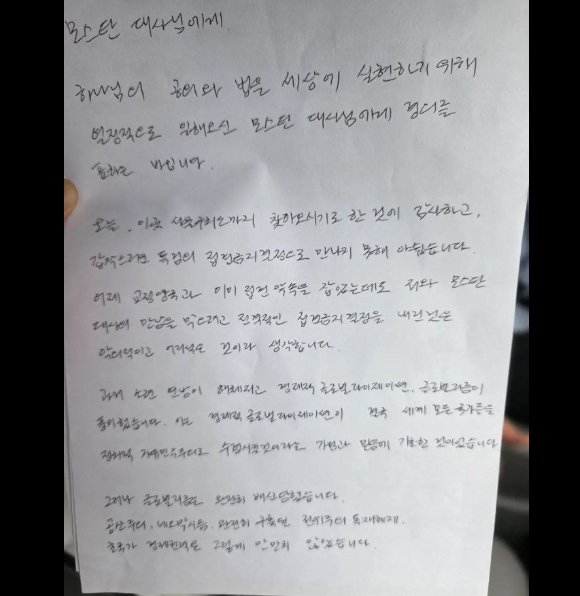 부정선거 음모론으로 논란을 빚어온 모스탄(왼쪽, 한국명 단현명) 전 미국 국제형사사법대사(리버티대 교수)가 15일 서울대 정문 앞에서 간담회를 열고 윤석열 전 대통령의 비상계엄 선포를 옹호하고 있다. 2025.7.15 [사진=연합뉴스]