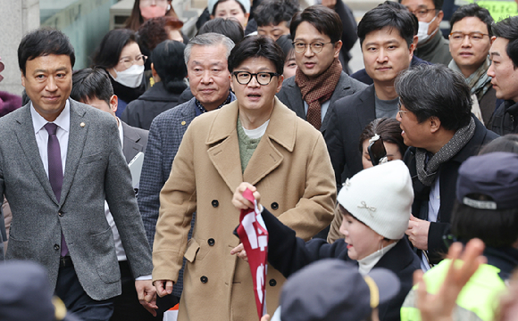 한동훈 전 국민의힘 대표가 2일 서울 종로구 한 소극장에서 열린 연극을 보러 이동하고 있다. [사진=연합뉴스]