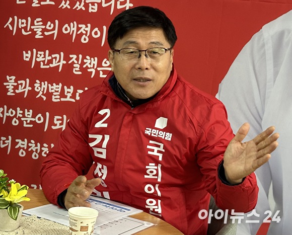 김정권 경상남도 김해시갑 예비후보가 30일 아이뉴스24와 인터뷰를 진행하고 있다. [사진=정예진 기자]