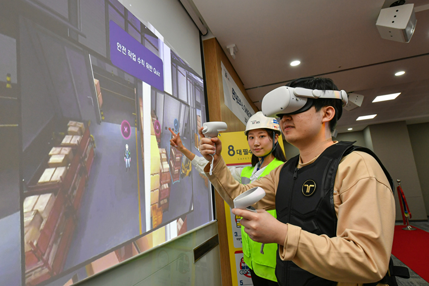 현대모비스 임직원들이 가상현실(VR) 장비를 착용해 사고 상황을 체험하고 안전 교육을 받고 있는 모습 [사진=현대모비스]
