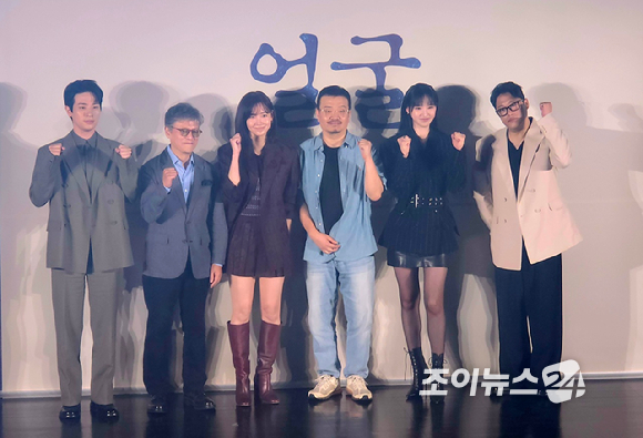 배우 박정민, 권해효, 신현빈, 임성재, 한지현, 연상호 감독이 '얼굴' 제작보고회에 참석해 대화를 나누고 있다. [사진=조이뉴스24 DB]