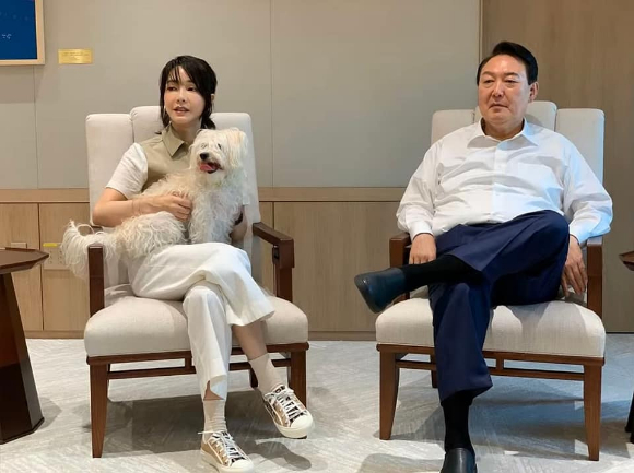 윤석열 대통령과 김건희 여사가 용산 대통령실 집무실에서 반려견과 시간을 보내는 모습이 SNS를 통해 29일 공개됐다. 2022.5.29 [사진=페이스북 건희사랑 갈무리]