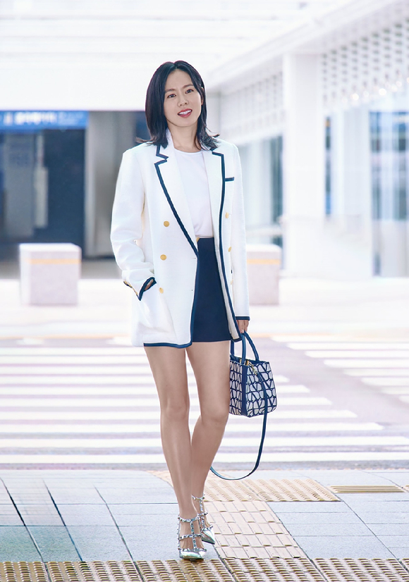 배우 손예진이 지난 4일 패션쇼 참석을 위해 프랑스 파리로 출국하기 전 포즈를 취하고 있다. [사진=발렌티노]