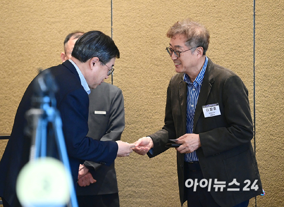 인터넷종합지 아이뉴스24와 기업&middot;정책 전문가들이 한자리에 모여 AI 기술 동향과 산업 협력의 방향을 함께 논의하는 'K-AI 이노베이터' 조찬모임이 14일 오전 서울 용산구 한남동 그랜드하얏트서울에서 열렸다. 이창호 아이뉴스24 대표가 참석하고 있다. [사진=정소희 기자]