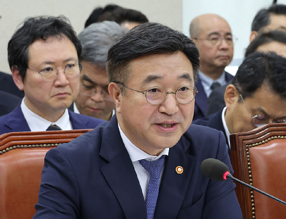 지난달 29일 오전 대전 유성구 국가정보자원관리원(국정자원) 화재 현장에서 경찰과 소방 관계자 등의 화재 정밀 감식이 진행되고 있다. [사진=연합뉴스]