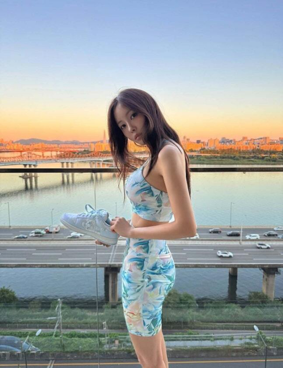 효민, 브라톱+레깅스 입고 완벽 S라인 자랑 &apos;몸매가 장난 아니네&apos;