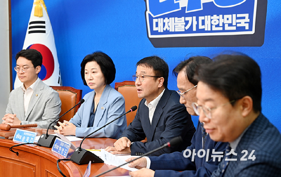 한병도 더불어민주당 당대표 직무대행 겸 원내대표가 11일 서울 여의도 국회에서 열린 중앙위원회의에서 발언하고 있다. [사진=곽영래 기자]