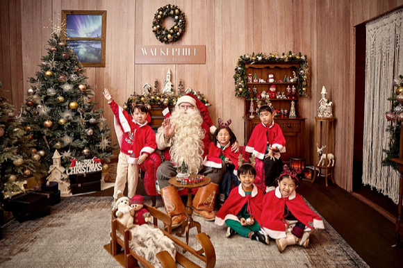 산타와 어린이들이 산타 캐빈에서 함께 기념 촬영을 하고 있다. [사진=워커힐 호텔앤리조트]