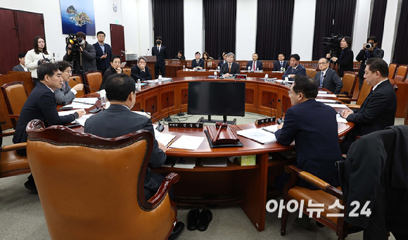 13일 서울 여의도 국회에서 조태용 국가정보원장 등이 출석한 가운데 정보위원회 전체회의가 열리고 있다. [사진=곽영래 기자]