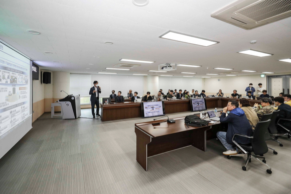 홍영선 한국생산기술연구원 제주본부 미래모빌리티실증센터장이 지난 2일 전기차진단기술센터의 총괄 사업에 대해 설명하고 있다. [사진=강지용 기자]