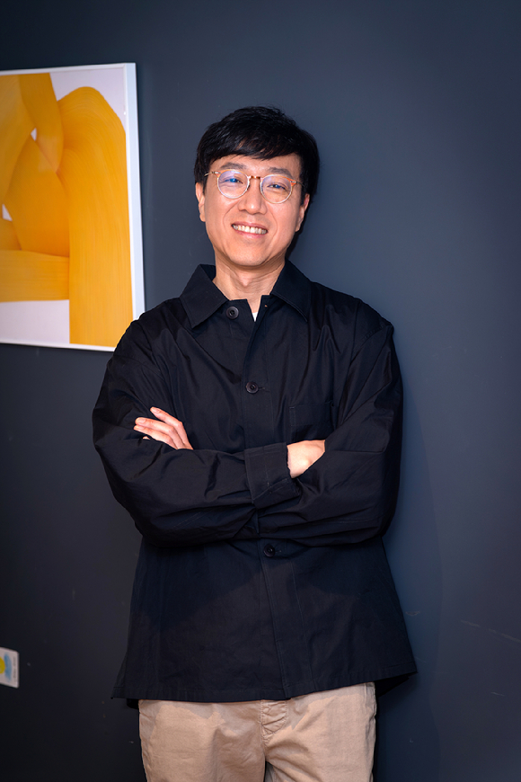 '유미의 세포들 시즌3'을 연출한 이상엽 감독이 인터뷰에 앞서 사진 촬영을 하고 있다. [사진=티빙]