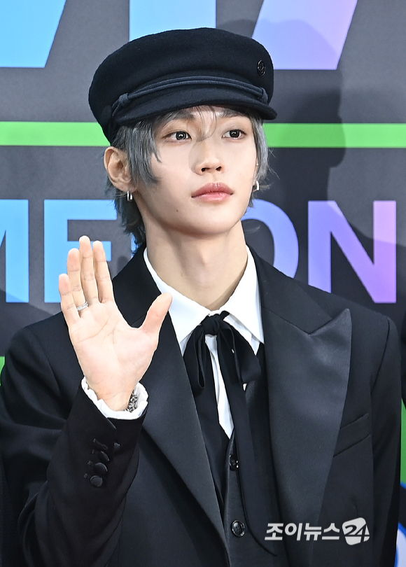 라이즈 원빈이 20일 서울 구로구 고척돔에서 열린 '2025 멜론뮤직어워드(MMA2025)' 레드카펫에서 포즈를 취하고 있다.