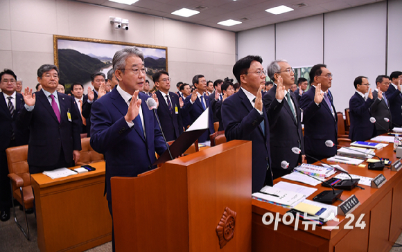 강호동 농협중앙회장이 18일 오전 서울 여의도 국회 농림축산식품해양수산위원회에서 열린 농업협동조합중앙회·농협경제지주·농협금융지주 국정감사에서 선서를 하고 있다. [사진=곽영래 기자]