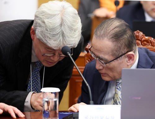 위성락 국가안보실장(오른쪽)과 김상호 청와대 보도지원비서관이 2월 5일 청와대 여민관에서 이재명 대통령 주재로 열린 수석보좌관회의에서 대화하고 있다 [사진=연합뉴스]
