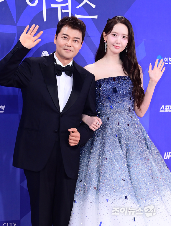 방송인 전현무와 배우 임윤아가 18일 오후 인천광역시 파라다이스 시티에서 열린 제4회 청룡시리즈어워즈 레드카펫 행사에 시상식 MC로 참석하고 있다. [사진=정소희 기자]