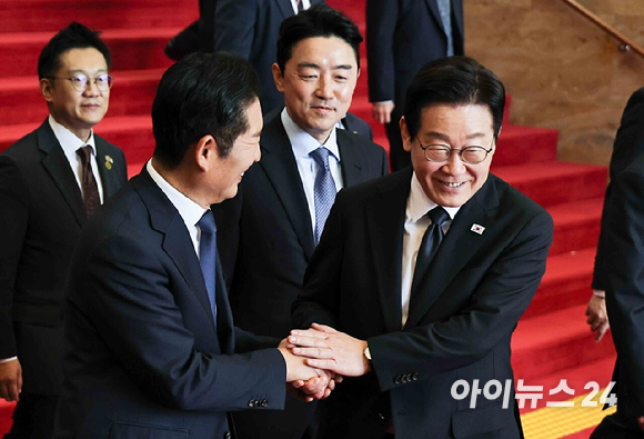 이재명 대통령이 4일 서울 여의도 국회에서 내년도 정부 예산안에 대한 시정연설을 마친 뒤 나서고 있다. [사진=국회사진기자단]