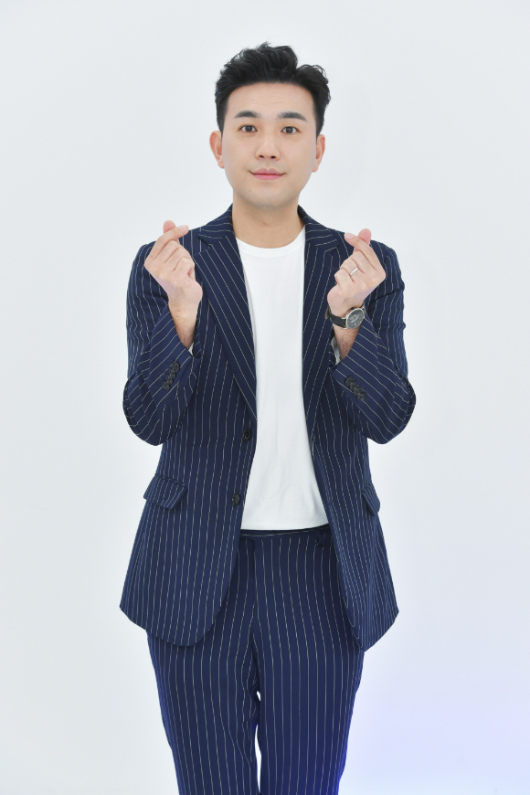 김선근 아나운서가 온라인으로 진행된 KBS 2TV 새 예능프로그램 '국민동요 프로젝트 아기싱어' 제작발표회에 참석해 포즈를 취하고 있다. [사진=KBS]
