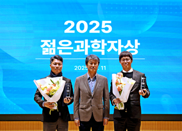 2025 젊은 과학자상 시상식에서 송호준 에코프로 대표(가운데)가 에너지 분야 수상자 UST(과학기술연합대학원대학교) 전기기능소재공학 박준우 교수(오른쪽), 환경 분야 수상자 연세대학교 화공생명공학과 김대우 교수(왼쪽)와 기념사진을 촬영하고 있다. [사진=에코프로]