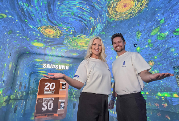 삼성전자 모델이 미국 라스베이거스에서 열리는 세계 최대 전자 전시회 'CES 2026'에 마련된 윈호텔 삼성전자 단독 전시관에서 대형 터널 형태의 'AI 갤러리'를 소개하고 있다. [사진=삼성전자]